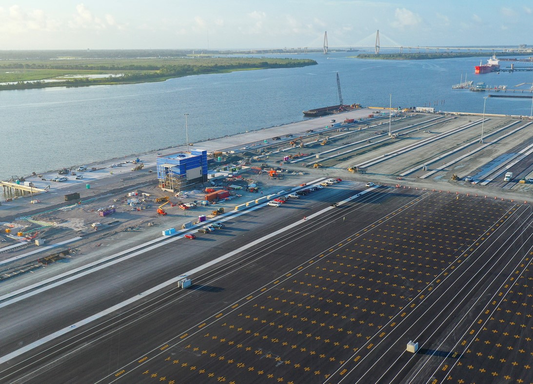 SCPorts's tweet image. Construction progress at #SCPorts Hugh Leatherman Terminal. You can see striping in the empty container yard, RTG runway beams (15 of 22 completed) and steel erection for the six-story tall refrigerated container racks. Photos: Walter Lagarenne/SC Ports #TomorrowIsHere #HLT