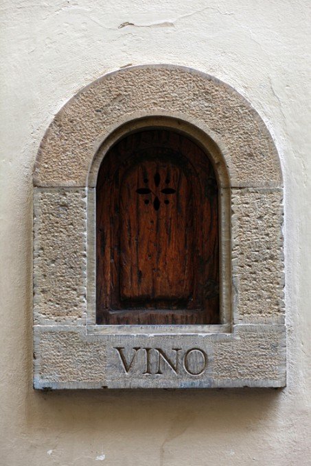 AbriltheDuchess's tweet photo. Dato random: En Italia están reviviendo una tradición que nació durante otra plaga, la peste bubónica, y consiste en que las tabernas proveen de vino a todo aquel que quiera tomar mediante estas ventanitas llamadas "Ventanas del vino". https://t.co/nvWeeacsZu