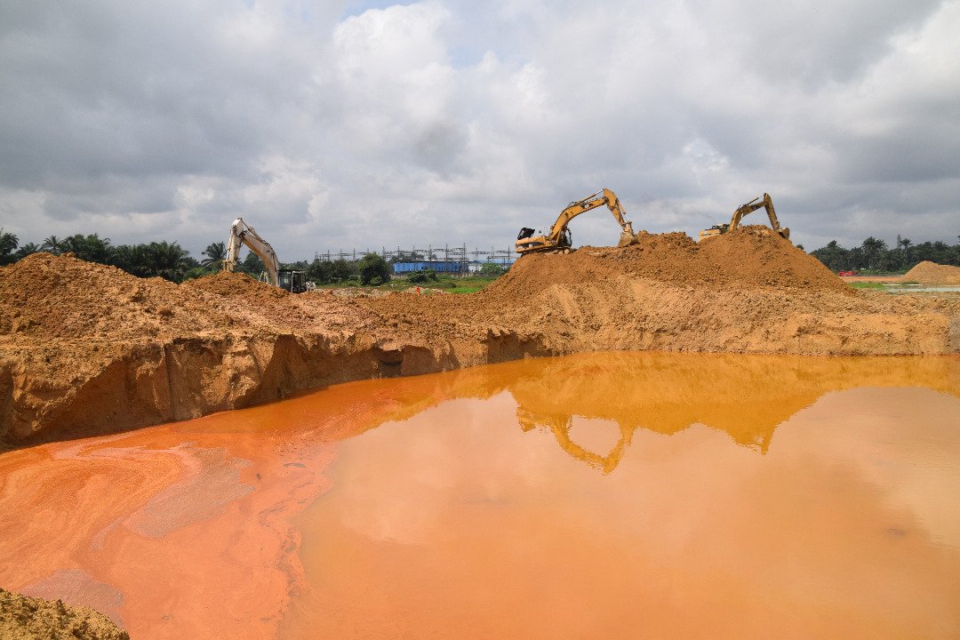 HYPREPNigeria's tweet photo. The Project Coordinator explains the process of remediation works to BBC Reporters who visited our project sites today.
@NDCleanUp #ogonicleanup #ogonipromisefulfilled #CleanUp #nigerdeltacleanup https://t.co/c8vbQFgegM
