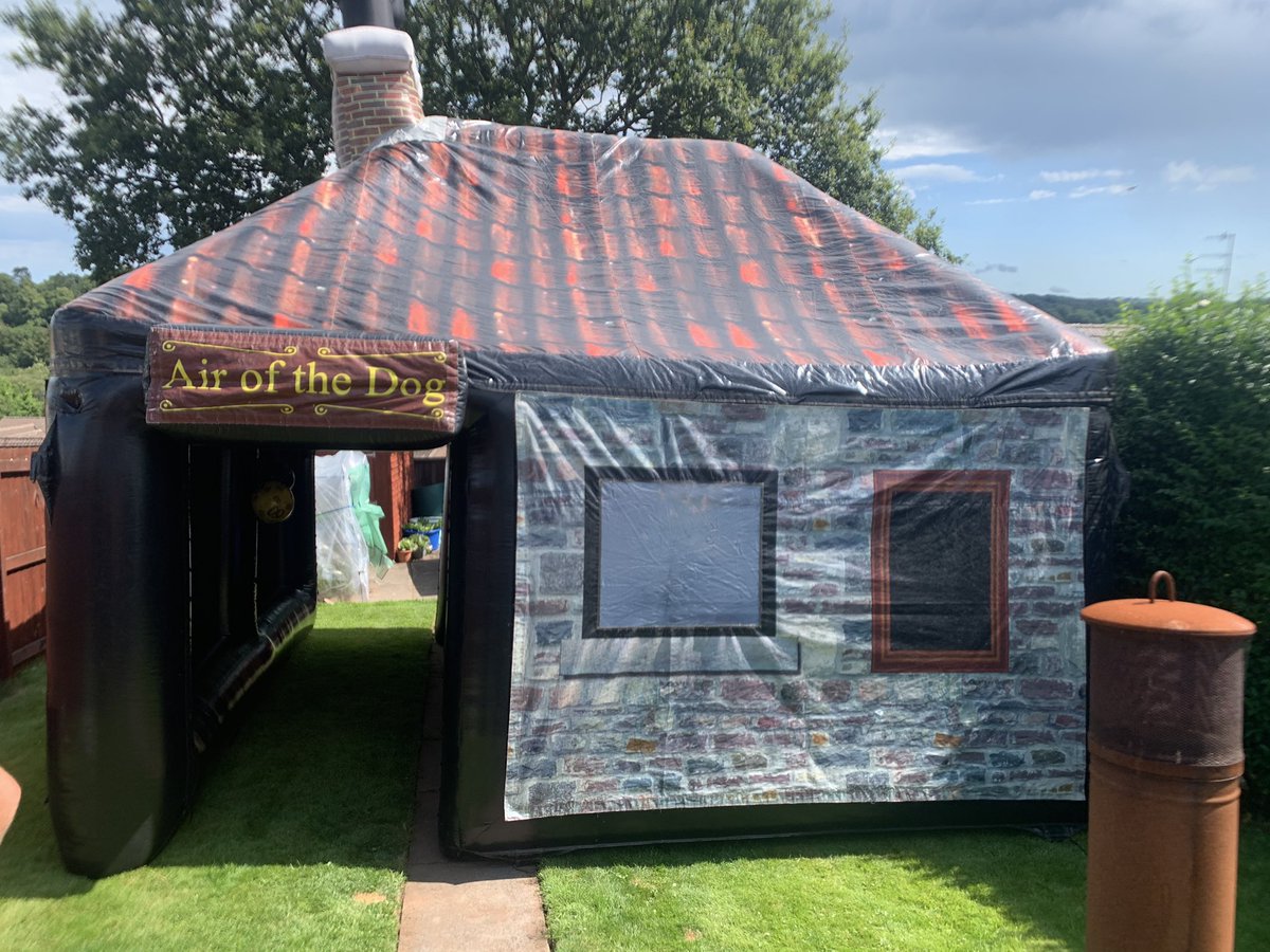 TFlatable's tweet image. Today’s job all set up for a 60th Birthday party :) 
Have a fab time 🍻🍾🎈 
#FridayFeeling #inflatablepub #inflatable #pub #bar #events #beer #FridayFundays #funinthesun #friyay #60thbirthday