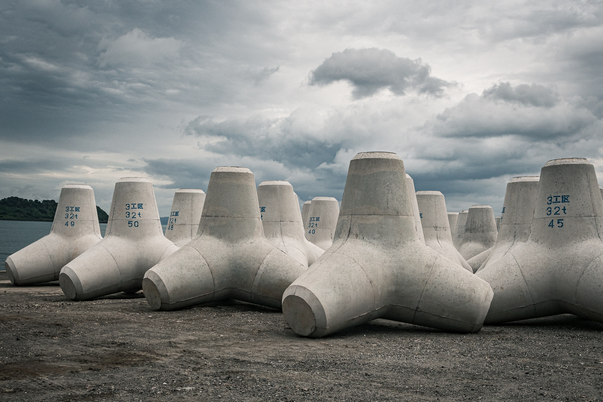 社会科見学に行こう 海に入っている消波ブロックもいいですが 個人的には海に投入前の陸に上がっている姿も好きなんですよね T Co Wopax9obvr Twitter