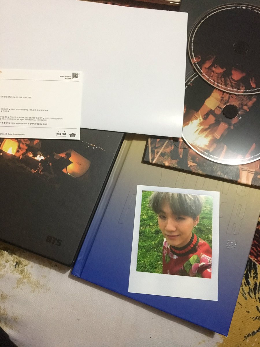 daisy256looloo's tweet photo. Thank you @YoongiChiSmiles for holding ur ga. It arrived 5 days early 🥺🥺✨✨✨ I pulled YOONGI AND HIS FRECKLES OMGG. https://t.co/0Q0ytYfirS