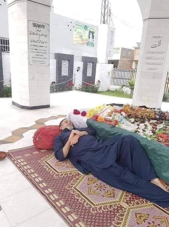 Hadi_G7's tweet photo. تصویر کو دیکھ کر آنسو روکنا مشکل لگ رہا ہے __!!!😭😭
شہید کیپٹن اسفندیار احمد بُخاری شہید کے والد اپنے بیٹے کے قبر کی ساتھ سوئے ہوئے ہیں__!!!😔
اے راہ حق کے شہیدوں
🇵🇰✌
#PakistanArmy
#IamISPR
#HaQ_Group https://t.co/csB5xKon24