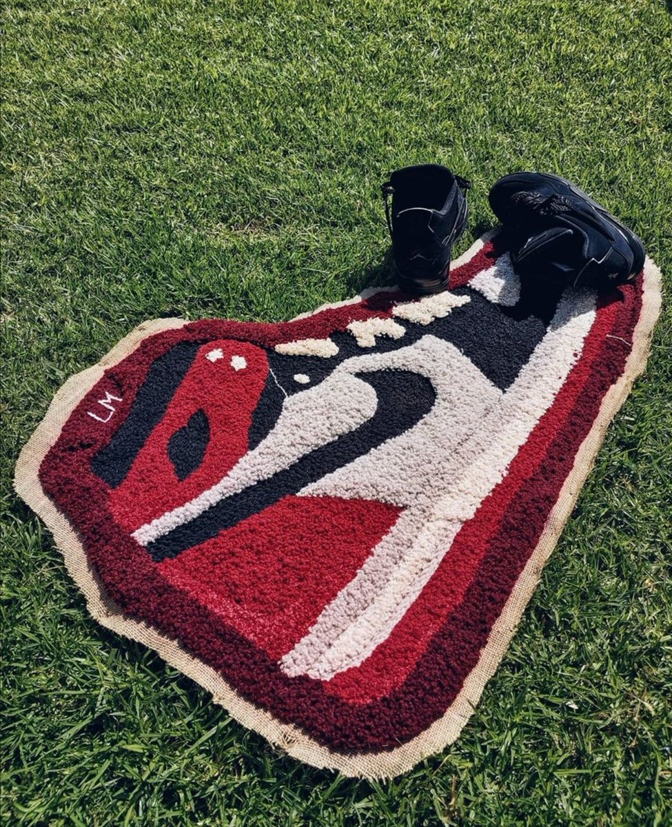 Radio2000_ZA's tweet image. #TheGlenzitoSuperDrive
#sneakerfriday

We talk sneaker culture and the  #lightsared to Lazi Mathebula. 

📸 @bombisa