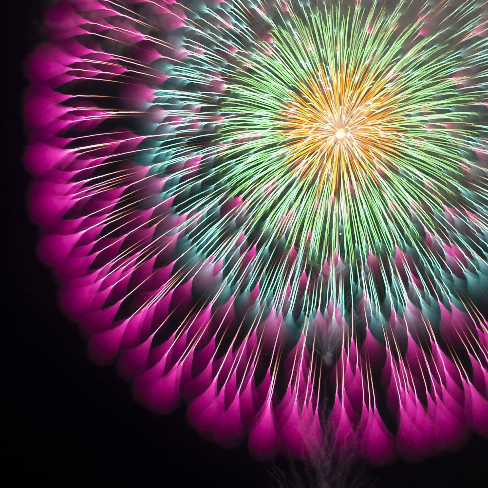 みっきぃ 形なんか どっちでもいいよ って誰か言ってー 3枚目の花火は平べったいよ 打ち上げ花火下から見るか横から見るか T Co Aqsg3tlok0 Twitter