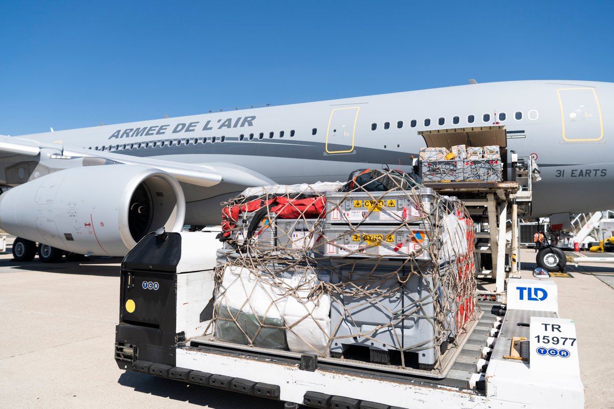 Armee_de_lair's tweet photo. Mercredi dernier, un A330 et un A400M ont pris la direction de Beyrouth pour venir en aide à la population locale 🇱🇧
Ils ont acheminé des personnels spécialisés, du fret humanitaire et du matériel de la sécurité civile. https://t.co/wc93N8jRf7