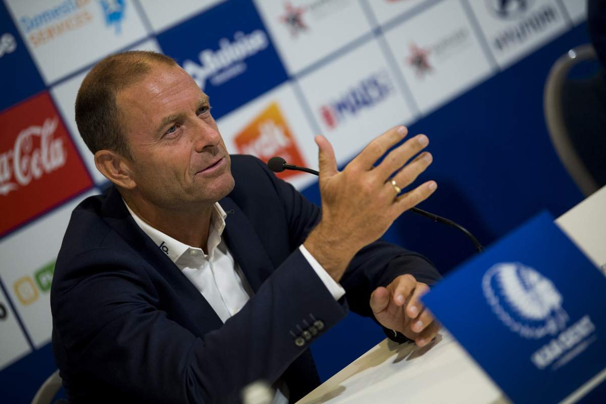 Coach Jess Thorup tijdens een persconferentie