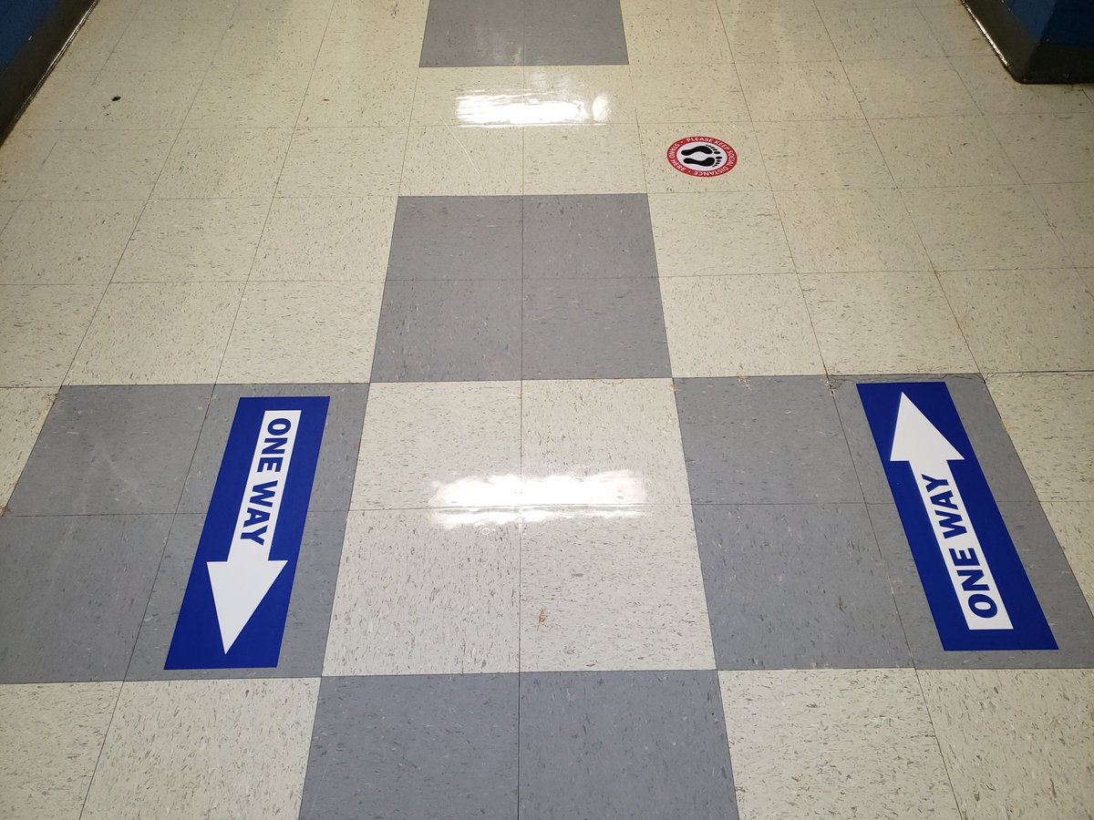 FultonCity's tweet photo. We're #SocialDistancing in the classrooms &amp; also in the hallways when we return to school.

Hallways at Carr #Elementary &amp; #Fulton High #School are marked with one-way stickers to keep traffic flow safe &amp; mitigate risk of spreading #COVID19. Students must wear #masks in the halls https://t.co/cO89pIsQf2