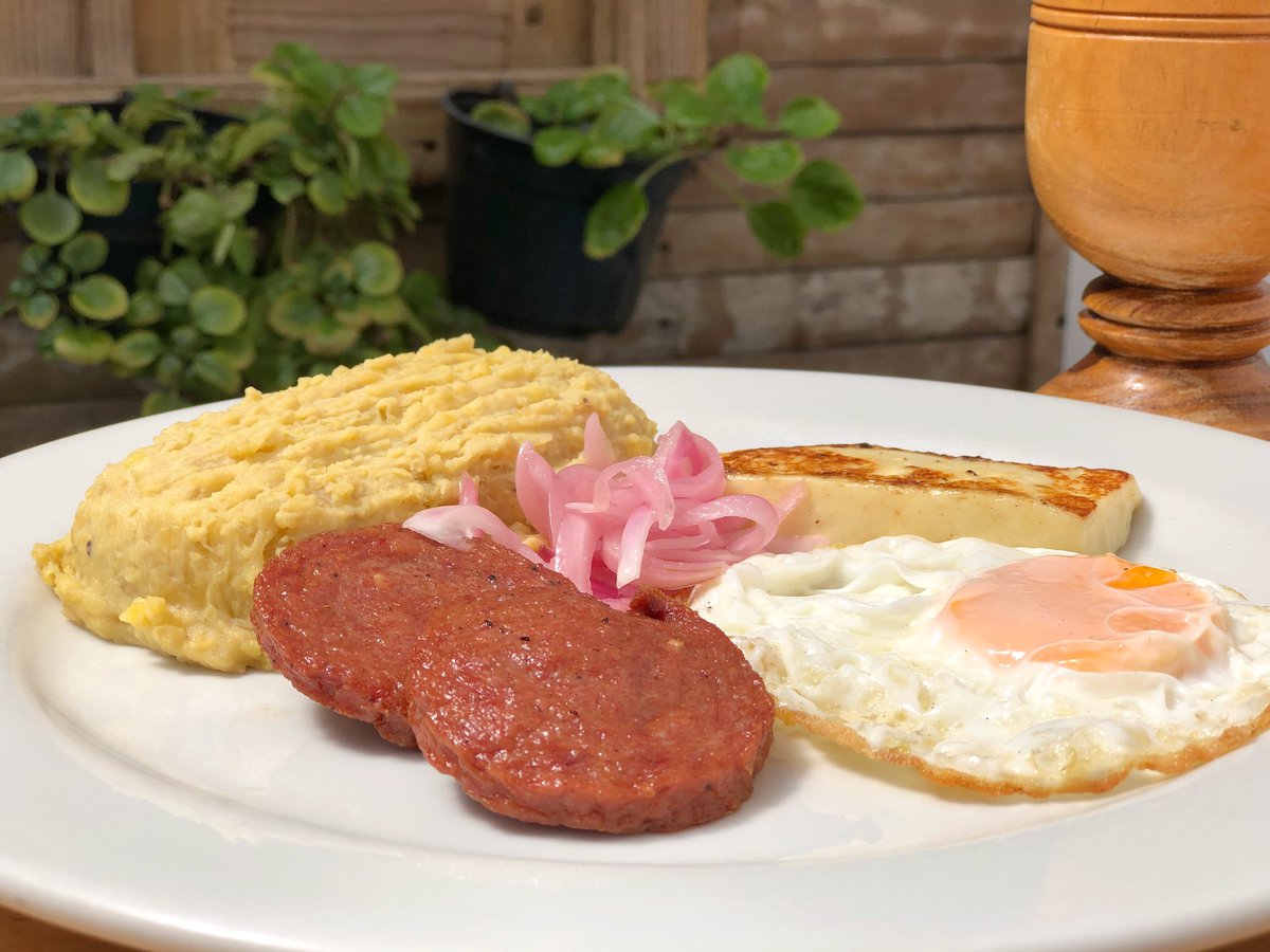 ¿Desayunaste? ☕️ ☀️ Permite que estos “Tres Golpes” te den los “buenos días” en #adriantropical. Recuerda que estamos abiertos todos los días desde las 7 de la maña. #elsabordelasonrisa #desayuno #mangu