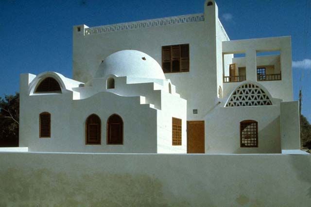 archnet's tweet photo. Happy 77th birthday to Abdel-Wahed E;-Wakil (https://t.co/8muGDEUMNw), b. 7 August 1943 in Cairo, and recipient of the Aga Khan Award for Architecture (#AKAA) in 1980 for Halawa House in Agamy, Egypt. See: https://t.co/Itv3c6bjaM #Egypt #SaudiArabia #ArabArchitecture #villa https://t.co/uKTlOoiYj1