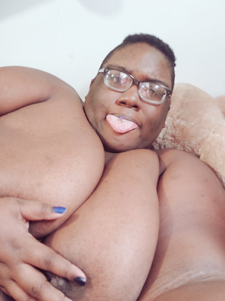 FriskyBismuth's tweet photo. Greetings my sexy friends. Won't you come help me start my weekend off right by helping me have a good chaturbate show today? I'll be getting on around 1:30pm EST 🖤⚔🖤⚔🖤⚔ https://t.co/X8VKcAJJIQ