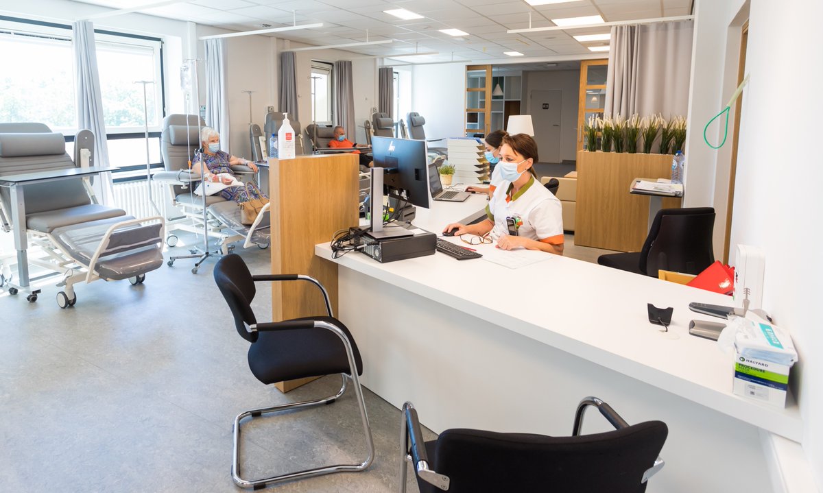 JessaZiekenhuis's tweet photo. Hebben jullie onze nieuwe #cardiolounge al gezien? In deze prachtig ingerichte ruimte kunnen #hartpatiënten in alle comfort televisie kijken, lezen of een praatje maken in afwachting van of na hun onderzoeken. Lees er alles over op https://t.co/riBZiLn3Gz. #wegziekenhuisgevoel https://t.co/v9MYxgrK7m