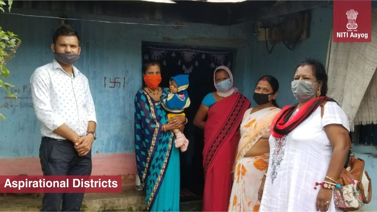 NITIAayog's tweet photo. #AspirationalDistrict Narayanpur में #WorldBreastfeedingWeek के दौरान शिशुवती एवं गर्भवती माताओं के साथ परिवार के सदस्यों को भी आंगनवाड़ी कार्यकर्ता की उपस्थिति में स्तनपान के महत्व तथा पारिवारिक सहयोग की भूमिका पर प्रमुख रूप से चर्चा की गई। 

सही पोषण 🤝 शिशु का भविष्य रोशन https://t.co/vrF4Slu9Oj