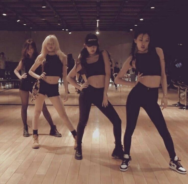 BBU_BLACKPINK's tweet photo. FOUR Girls trained for years, debuted successfully and now, BLACKPINK IS THE BIGGEST GIRLGROUP IN THE PLANET!

#블랙핑크_4주년_블링크와_4에버 
#FOUReverWithBLACKPINK @ygofficialblink @BLACKPINK https://t.co/8VJvyTWGNN