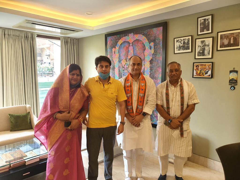 MohanSinghGwl's tweet photo. आज 7 अगस्त 2020 को श्रीमंत महाराज साहब द्वारा साकेत सिंह राठौर पूर्व जनपद अध्यक्ष को भारतीय जनता पार्टी की सदस्यता दिलाई गई । 
@JM_Scindia 
@ChouhanShivraj 
@narendramodi 
@vdsharmabjp https://t.co/9xLdb3I3lK