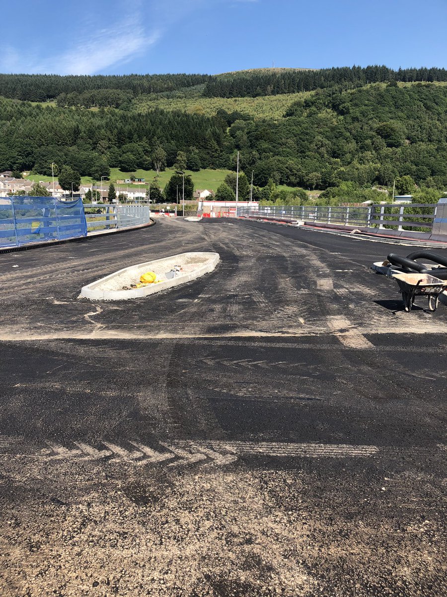 WaltersSiskJV's tweet photo. A good weeks work this week on the #MASCVL with the surfacing being placed on the bridge and Miskin Rd! @RCTCouncil @JohnSiskandSon @TheWaltersGroup #civilengineering https://t.co/7WSfHjfwno