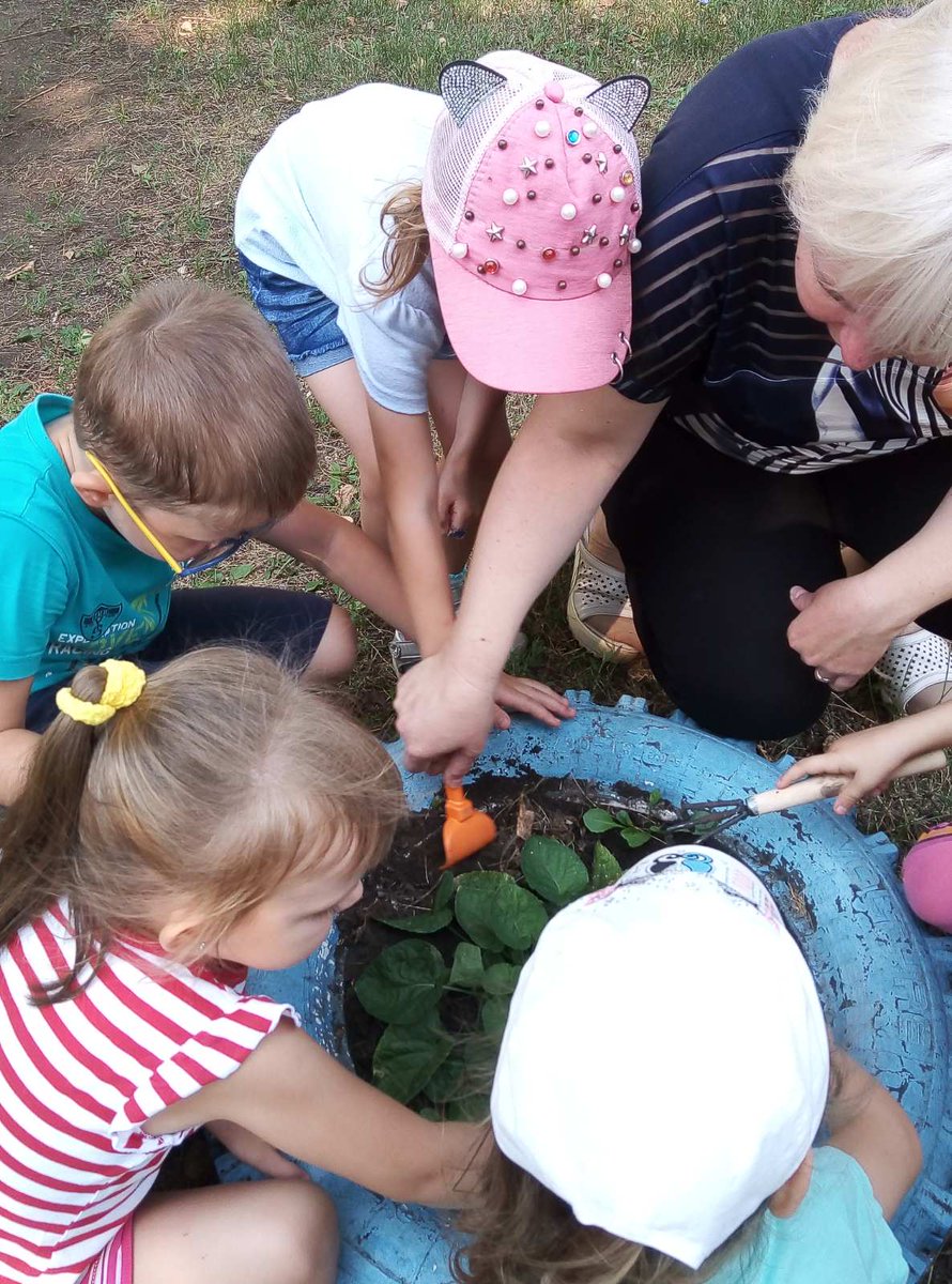 Большое внимание педагоги "Росинки" в ходе летнего-оздоровительного периода уделяют основам экологического воспитания дошкольников, включая их в разнообразные виды совместной деятельности.