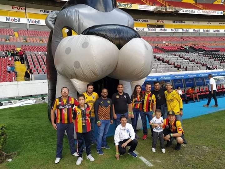 NoOneCorrectMe's tweet image. Legit thougt this was batman twerking