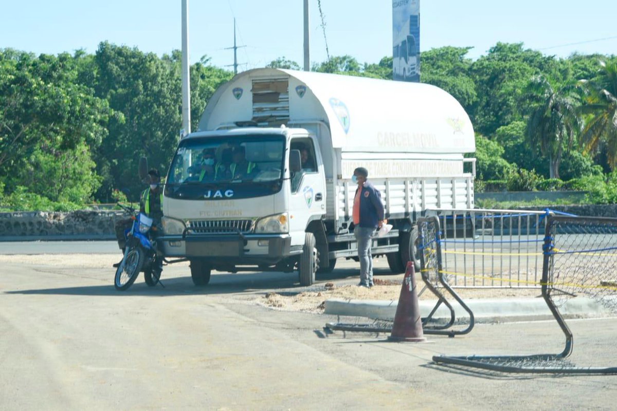 DiarioLibre's tweet photo. |#Actualidad | Cárceles móviles y agentes antimotines para la inauguración de la controversial terminal de autobuses del Este.
Amplíe nota aquí https://t.co/LgSXkdAzci
#DiarioLibre #CárcelesMóviles #TerminalAutobuses #Inauguración https://t.co/pP93KiqKpp