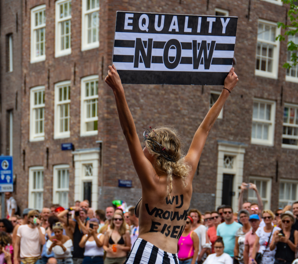 omroephuman's tweet photo. Maar liefst 94 procent gelijke rechten voor mannen en vrouwen belangrijk vindt. Maar niet iedereen wil zich feminist noemen. Hoe zit dat? 3Vraagt, onderdeel van @Opiniepanel onderzocht het voor onze nieuwe serie Het F-woord.

https://t.co/EE2sSFWwJg

#fwoord #feminisme https://t.co/VYE9qoiaC4