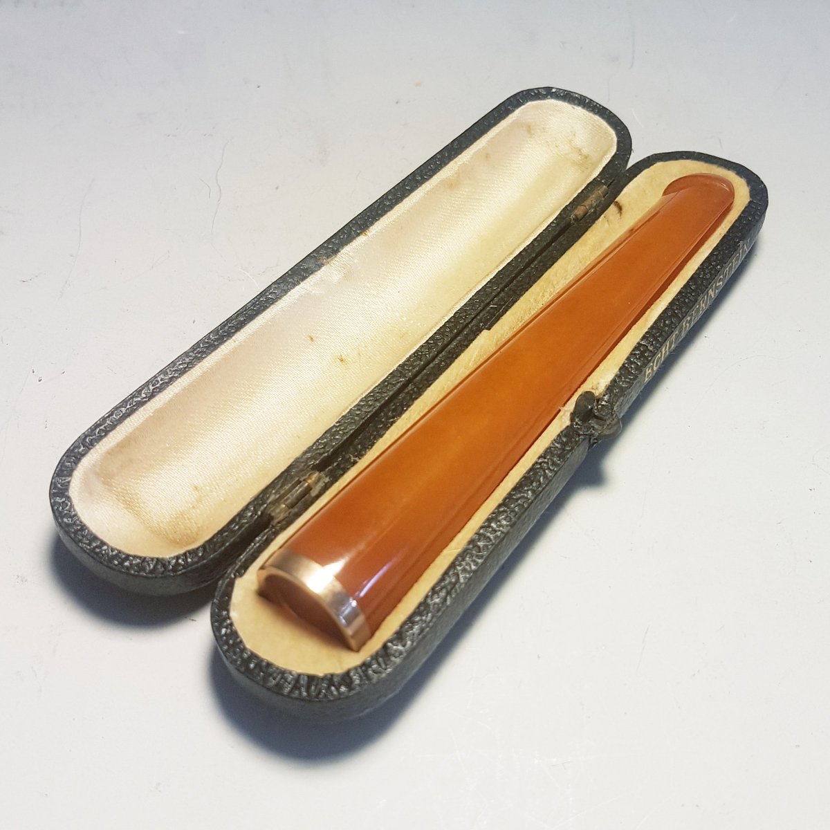 AntokeStore's tweet image. Nice gold halo on this antique amber cheroot / cigarette holder 🔥💚

Probably of German origin, given the case is marked "Echt Bernstein" this is a fine example of an antique holder 👌🇩🇪

DM for price. Or, visit antoke.com 👊

#antoke #cheroot #smoker