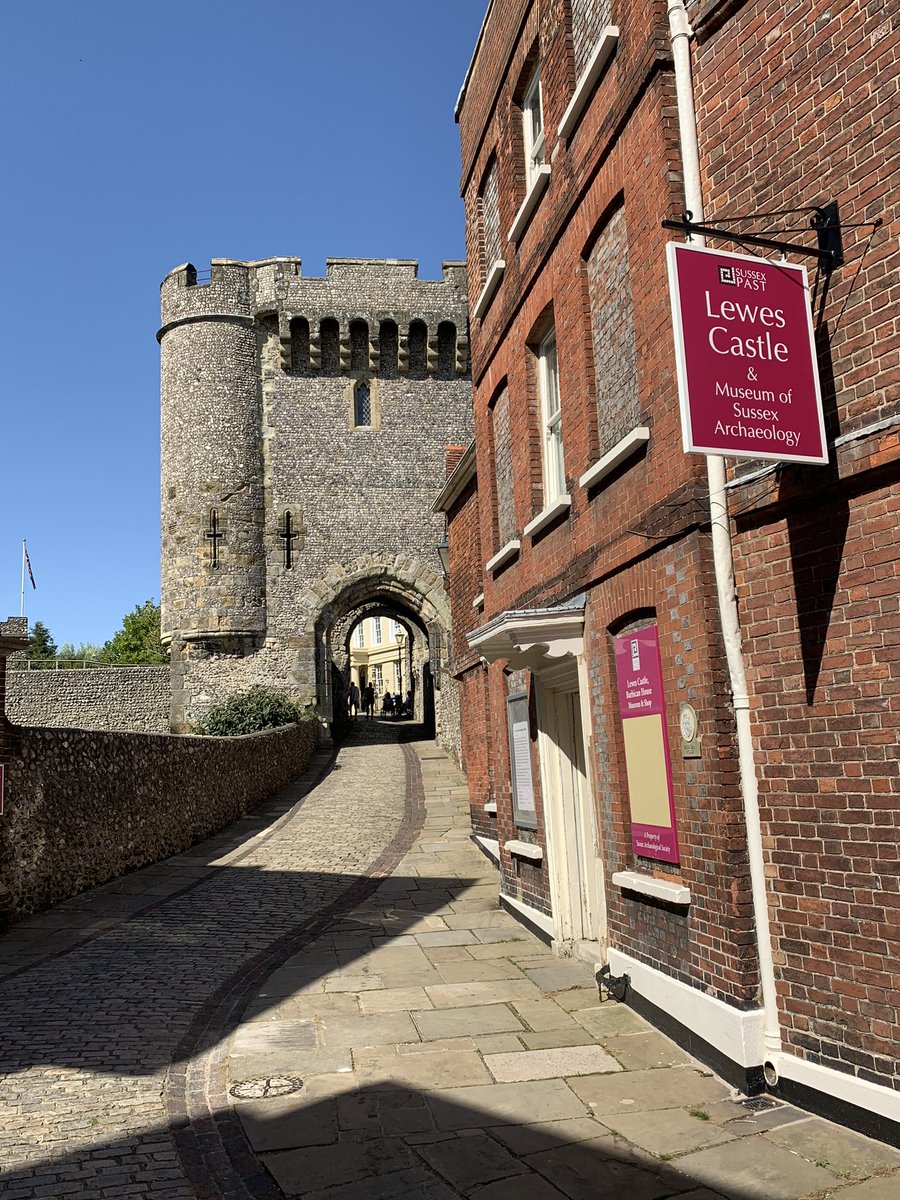 To Barbican House, the museum run by  @sussex_society, gloriously situated in Lewes, & the only property actually bought by the Society (everything else having been gifted...)  #SussexTour