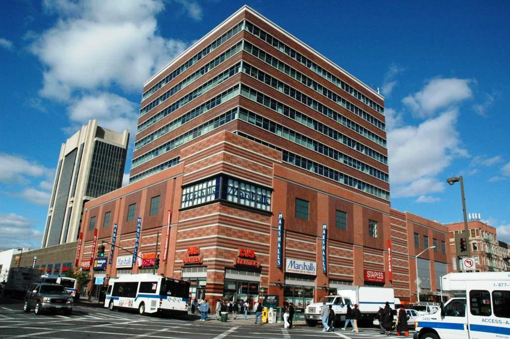 HUDC declined, in part due to self-interest. A new generation of community orgs rose. Abyssinian Development Corporation was among the most prominent in U.S., and in 90s they turned to this site. In joint project w/ Forest City Ratner, the outcome was Harlem Center. 15/