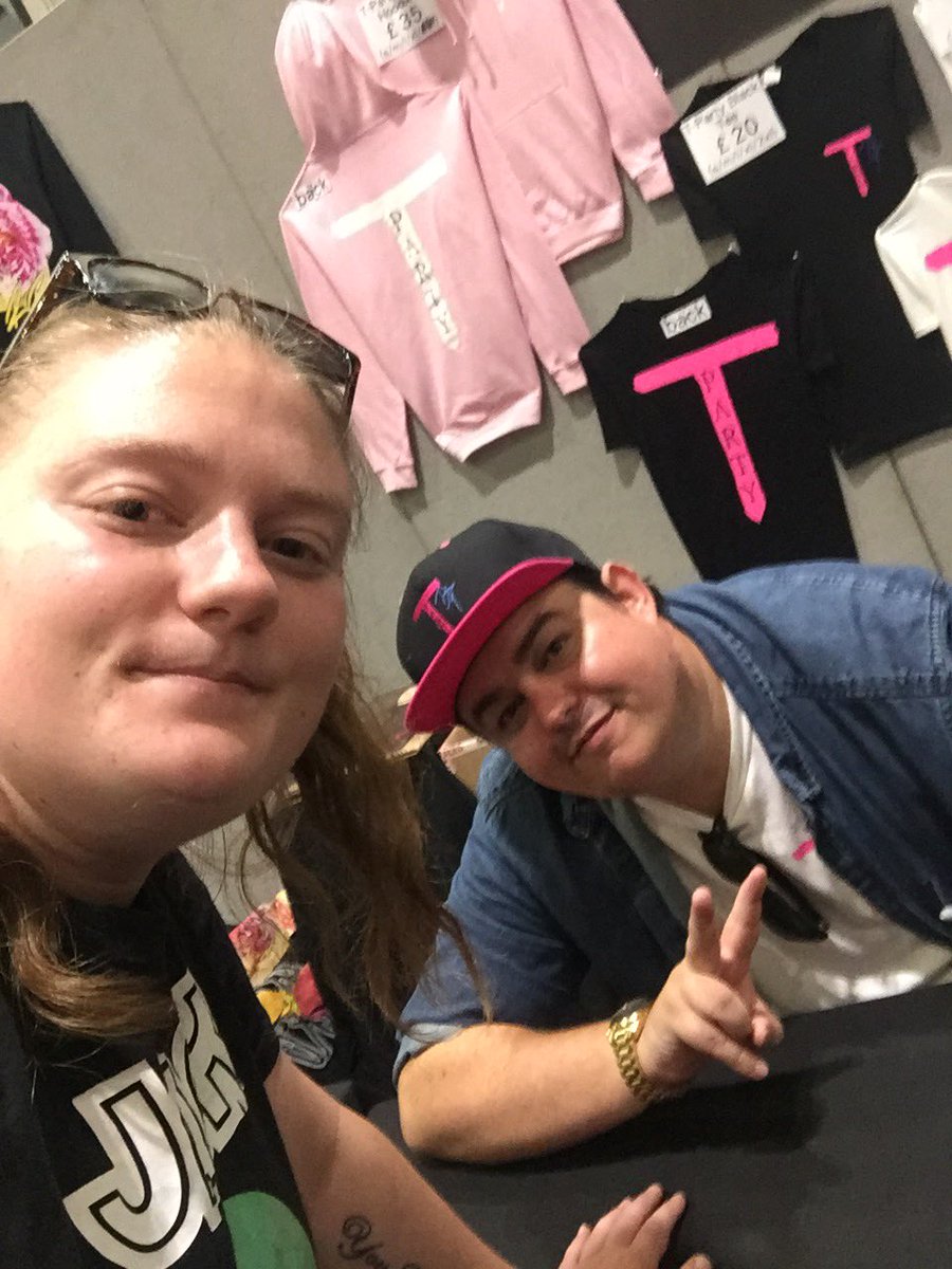 clxtpole's tweet image. massive happy birthday to my KING ✨

thank you for always being such a sweetheart every time we meet. you always know how to put a smile on my face. i miss you. can’t wait to see you again soon!

i hope you have the most dazzling day! i love you @daz_black 💜💜