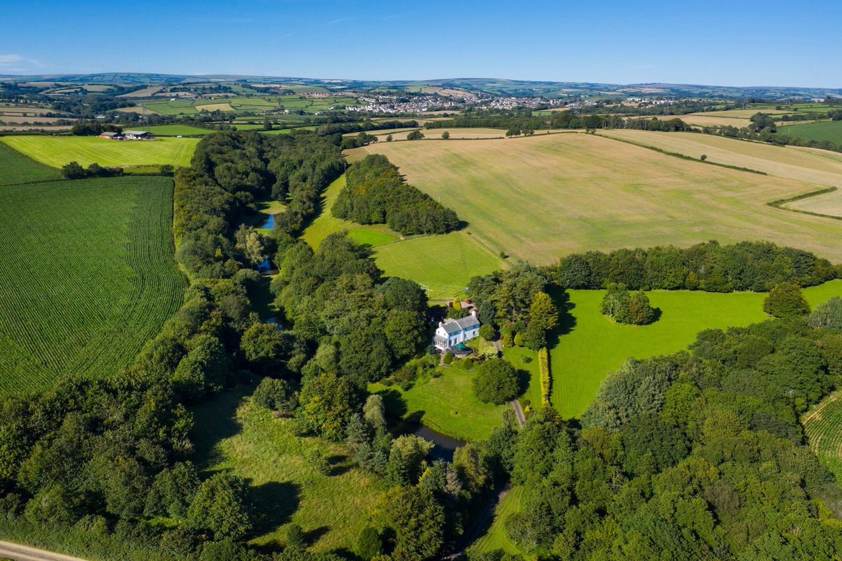 JSNorthDevon's tweet photo. COMING SOON! 💙
We are about to launch a #beautifulproperty sitting in its very own beautiful and secluded #valley, near #SouthMolton 🙌
The setting is a haven for #wildlife and has frequent visitors, including this chap - the beautiful & distinguished #Kingfisher 😍
#devon https://t.co/RVqELT0oxJ