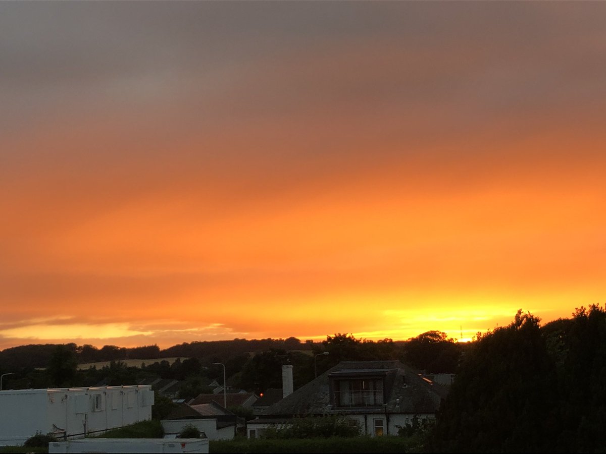 Uibhisteach's tweet photo. If there wasn’t a building site outside the bedroom window it would be a nice view... #EdinburghSky #NotUistSadly https://t.co/TCOKgYTENM