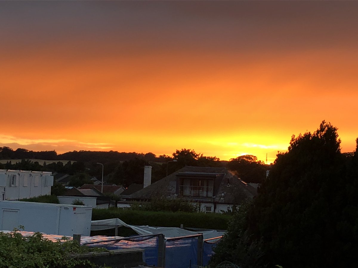 Uibhisteach's tweet photo. If there wasn’t a building site outside the bedroom window it would be a nice view... #EdinburghSky #NotUistSadly https://t.co/TCOKgYTENM