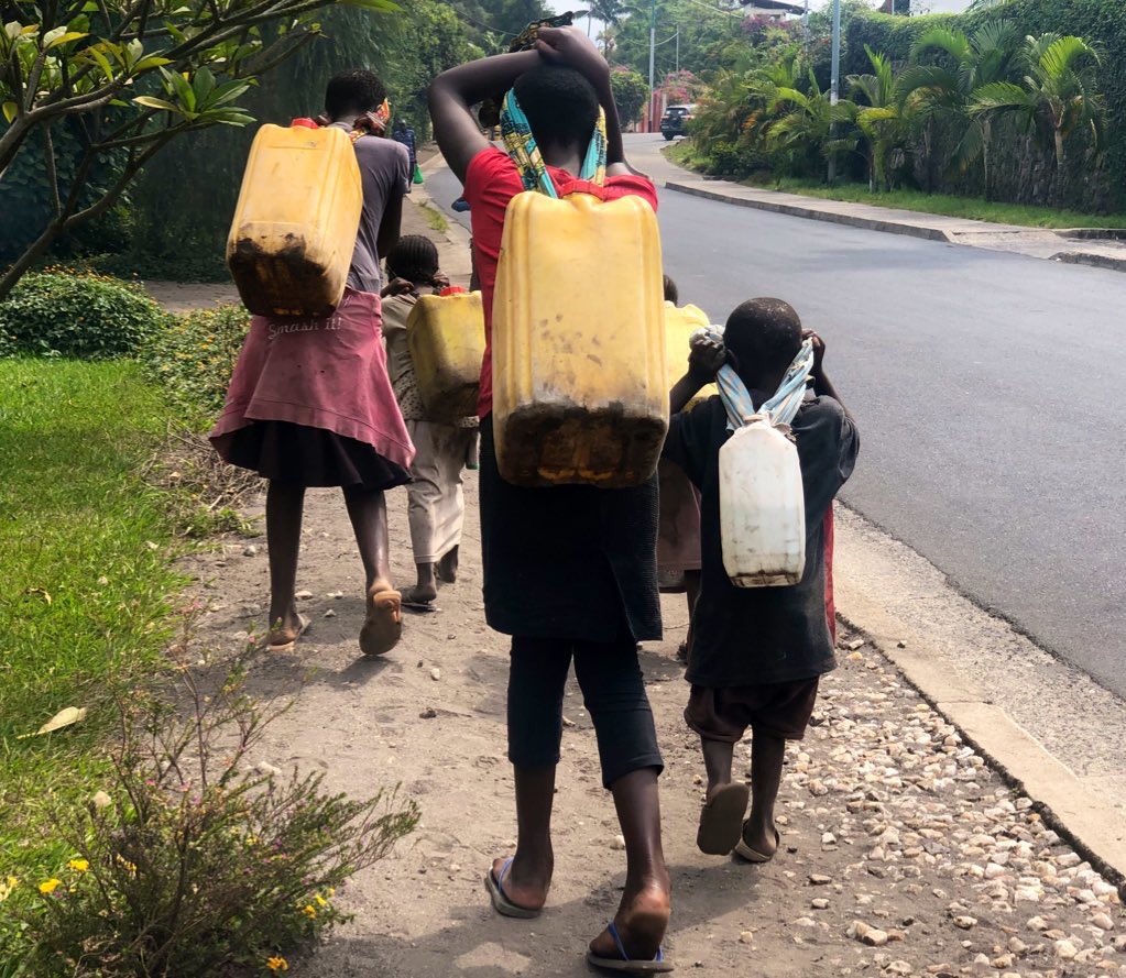 DarioCongo's tweet photo. Cette injustice me fait vomir! Qu’est-ce que #MercyCorps a fait des 63millions de dollars pour faciliter l’accès à l’eau dans la ville de Goma. Et même sans aide, n’est-on pas capable de distribuer de l’eau pour éviter des réalités aussi lamentables @Presidence_RDC @DeniseNyakeru https://t.co/wpgWP0hiY7