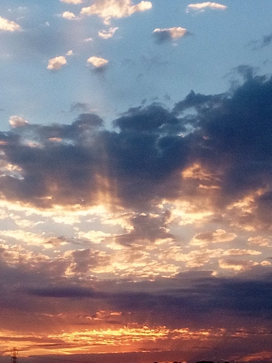 Such a beautiful 💐 summer's evening.Hope that you have enjoyed ❣️ the weather!