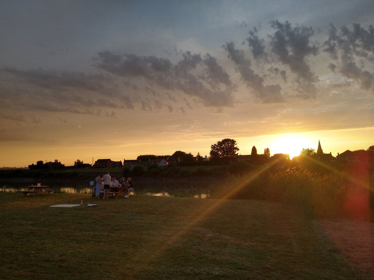 Paul_Stocks_IFA's tweet photo. Friday evening, summer time beers with mates (but no dog this time 😥)  bathing in the sunset glow at #DogAndGun #Scunthorpe https://t.co/KPooauNrM4