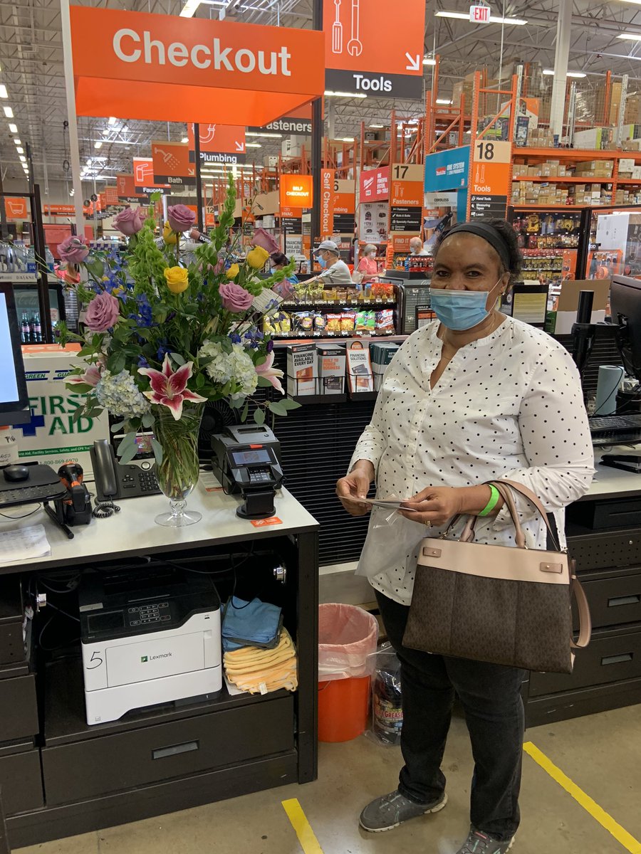 AndrewJensen66's tweet image. Our FES Mark bringing recognition to our bookkeeper/utility player Angelyn to the next level. Homer Award; check! Wonderful Note; check! Bouquet of flowers; check! Way to go both of you! #d130driven @kgrantHD472 @SSouthernthd @MarkKaufmann8 @Armando_G_472 @misjudes @jacki_mccord