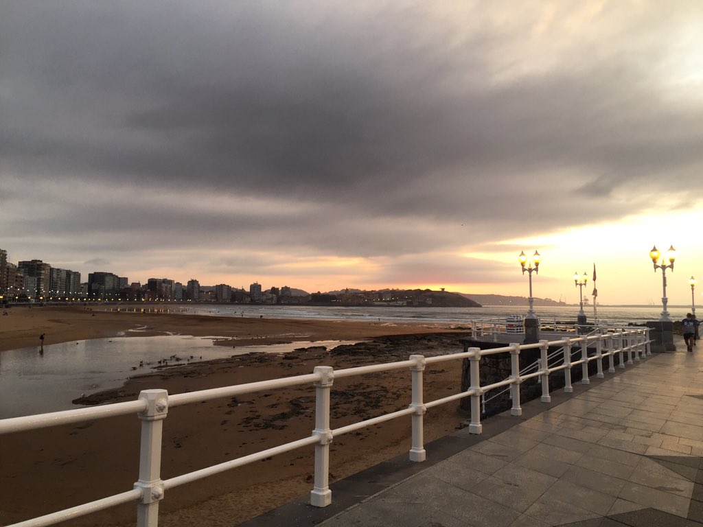 NataliaTB3's tweet photo. Si después de entrenar dos horas disfrutas de esta vista de vuelta a casa...no hay manera de no querer repetirlo todos los días #running #runningmotivation #runninggirl #run04gijon #run04 #pasionporcorrer #photography #photooftheday @GijonTurismo @RUN04ATLETISMO https://t.co/nFqdlQccBO