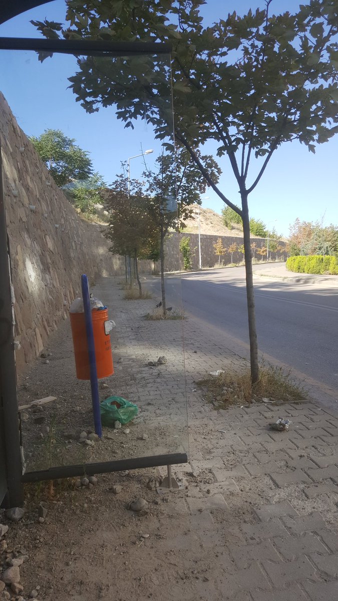 edadogan080's tweet photo. @etimesgutbld çöp kovası konması güzel ama keşke arada bir toplasaniz (toki turkuaz) https://t.co/KNEJhWy9Ds