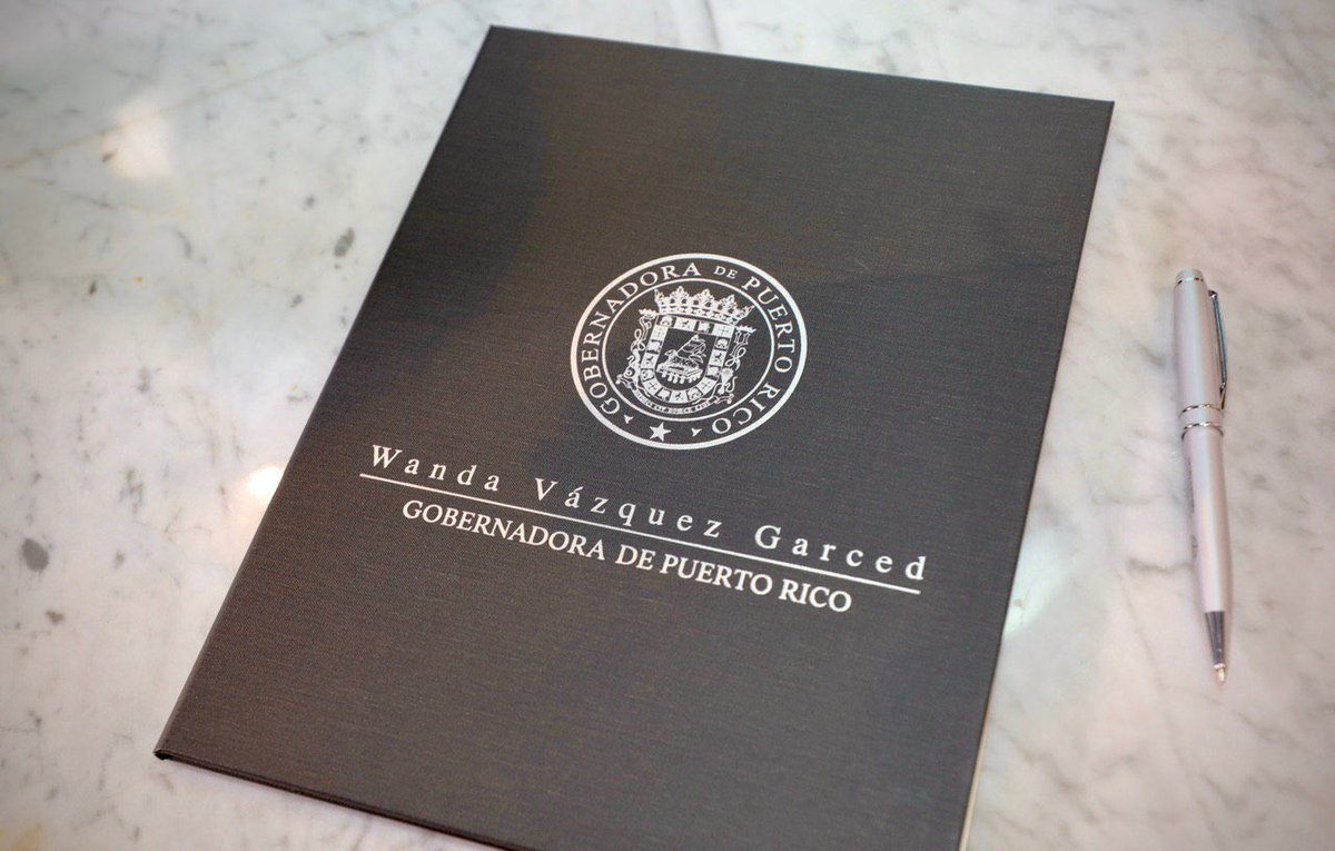 Hoy, junto al representante <a href="/QuiquitoMelende/">José Enrique Meléndez</a>, firmé la Ley para prohibir y prevenir el acoso laboral en Puerto Rico, la cual establece la política pública contra el acoso en el entorno laboral local. Agradezco a <a href="/angelpenajr/">Angel Peña Jr</a> y <a href="/rep_jesus_santa/">Jesús Santa Rodríguez</a> por su participación en la medida.