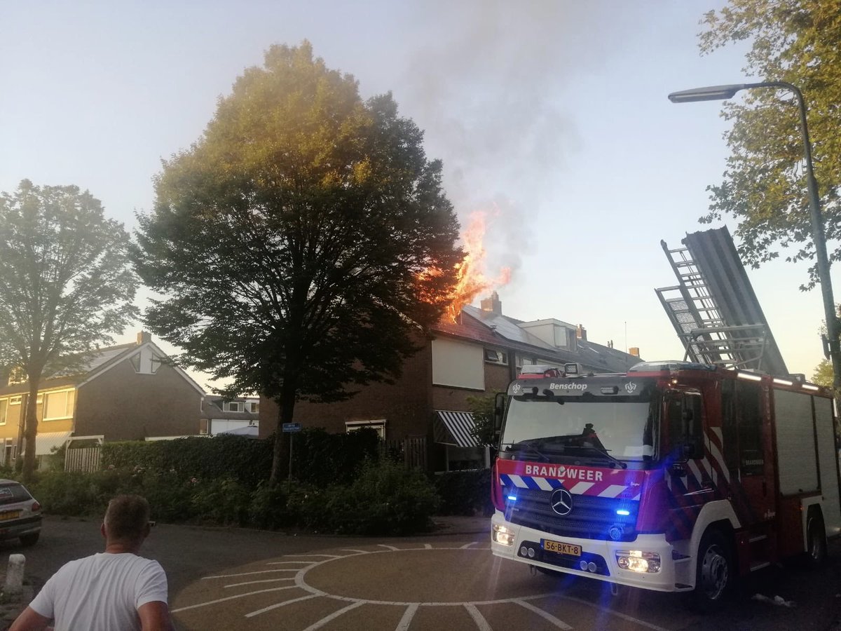 Vanavond is er brand ontstaan op de zolder van een woning aan de Julianasingel in Benschop.

ijsselstein20.nl/2020/08/07/fli…