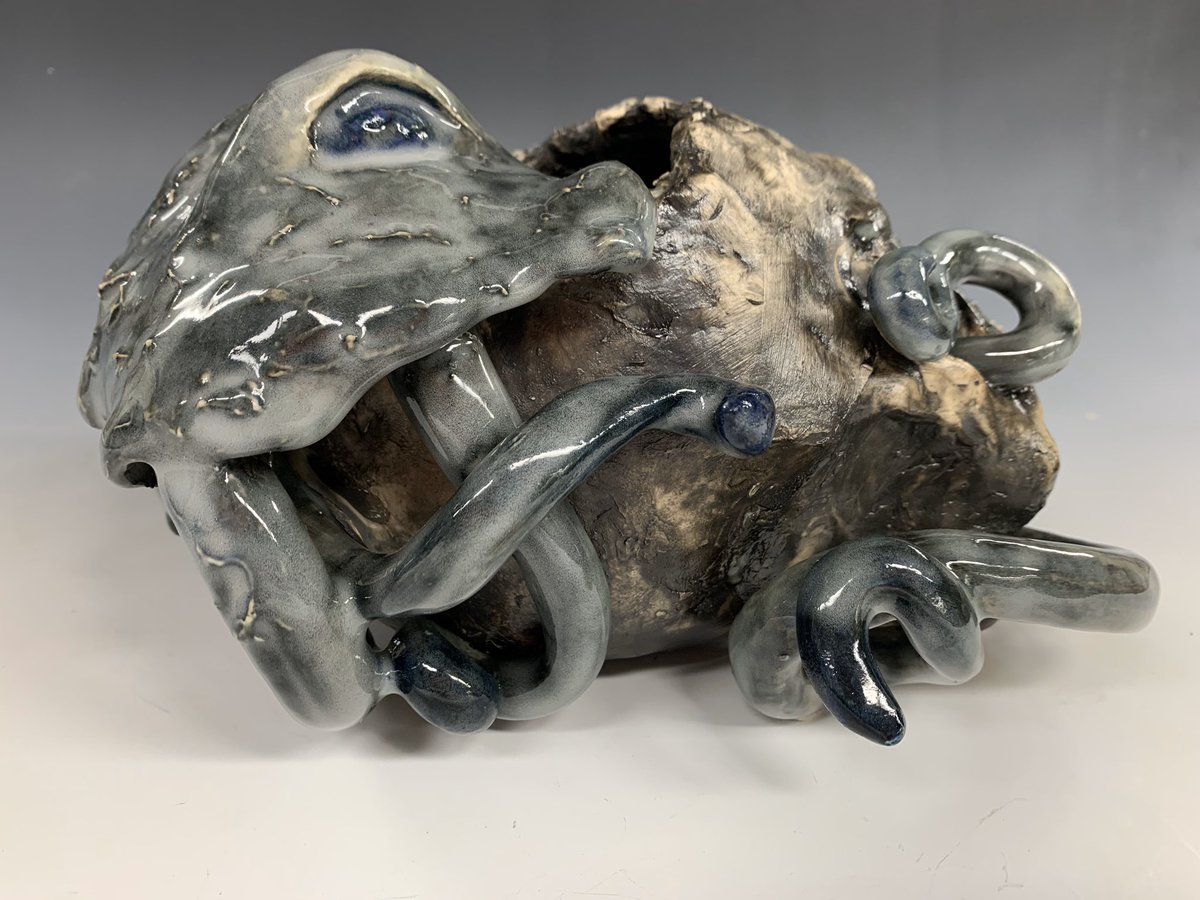 A throwback to my favorite piece. “Fear No Evil” #art #ArtistOnTwitter #ceramics #ceramicart #octopus #momentummori #skull #gothic