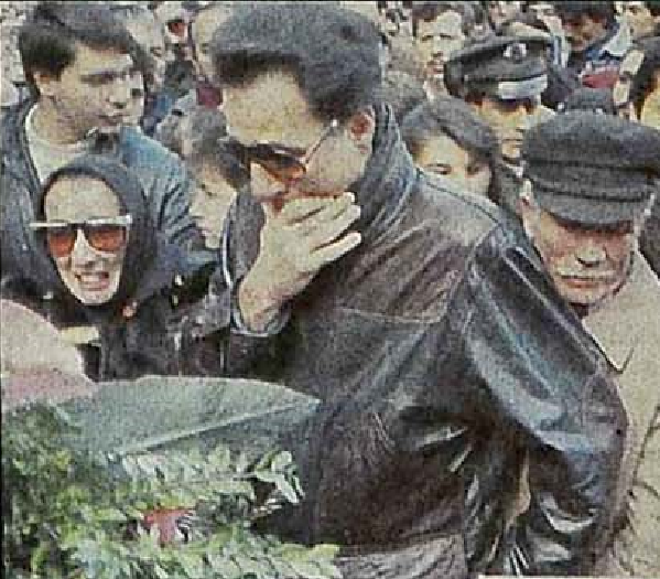 Nerede Cekildi On Twitter Adile Nasit Cenaze Kemal Sunal Adile Nasit In Cenazesinde 13 Aralik 1987 Sisli Camii Bir Komedyenin Aglamasi Kadar Huzun Veren Bir Sey De Yok Https T Co Cdwuoi8rii Twitter