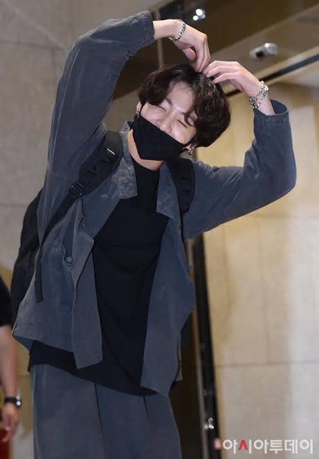 Jungkook bought the hambok especially for taehyung and they wore it matching with eo on the airport...who is doing it like them