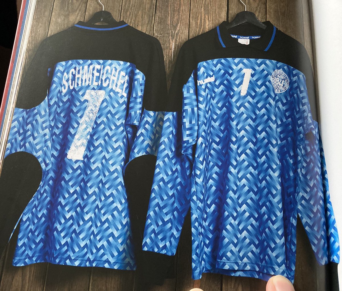 @simonkittle @kit_geek @Kitsbaia_ @CK_heritage @AETshirts @kitandbone @phildelves @kit_culture #Schmeichel92 😍🤩💎