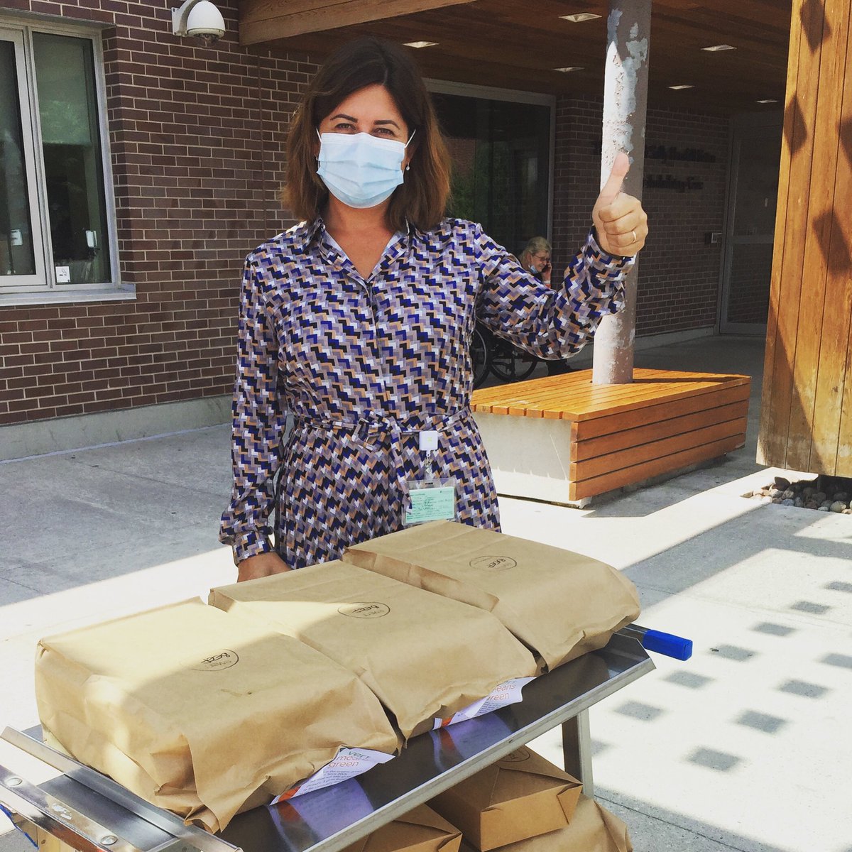 Meals2Frontline's tweet photo. First delivery with @VertCatering was a success! Many meals were devoured that day. 😁👌

#meals2frontline #feedthefearless #toronto #fooddonation #communitylove #cashmoneycares https://t.co/RjR0nWW3Kr