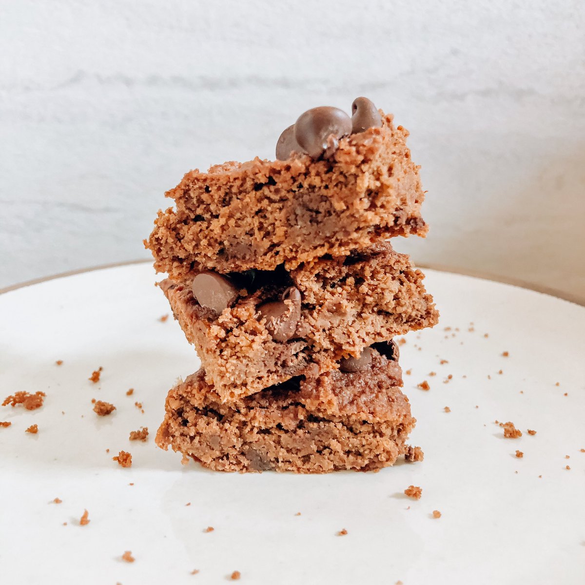 amandasgoodeats's tweet photo. The other day, I decided to take a break from baking cookies and bake brownies instead! These brownies were super easy to make and so yummy! You can add any toppings you want, but I decided to stick to with chocolate chips for a simple brownie. I hope you all have a great Friday! https://t.co/wtRODwpwnB