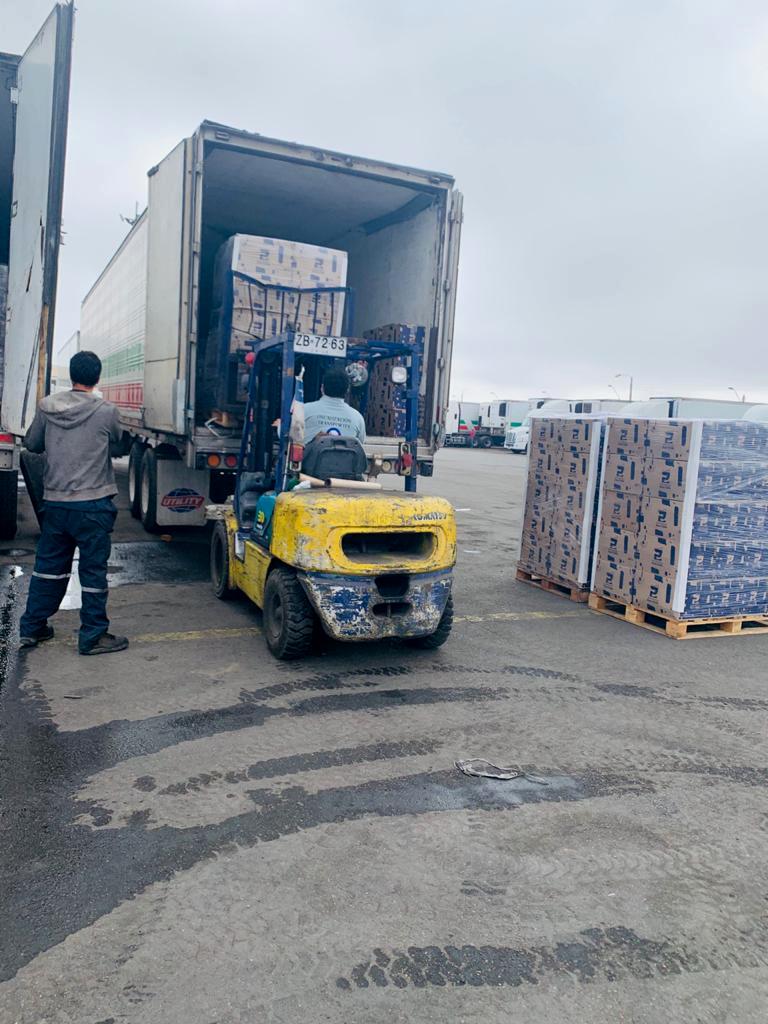 lupipinto's tweet photo. La pandemia #coronavirus y la crisis social afectaron con fuerza a los trabajadores del transporte público, por eso es que nuevamente estamos acompañando a las lineas de microbuses #Lincosur #Liserco y #Lisanco de #Coquimbo, entregándoles 2950 de cajas de #AlimentosParaChile. https://t.co/aRdxjSAyQC