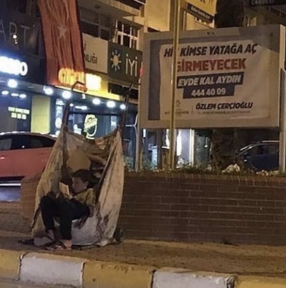 Muz cumhuriyeti devri bitti artık üreten türkiye istiyoruz bunun içinde ülke varlıklarını satıp dışardan borç alıp yıllık geliri yüksek gösteren sizler gitmek zorundasınız #TheEndAKP