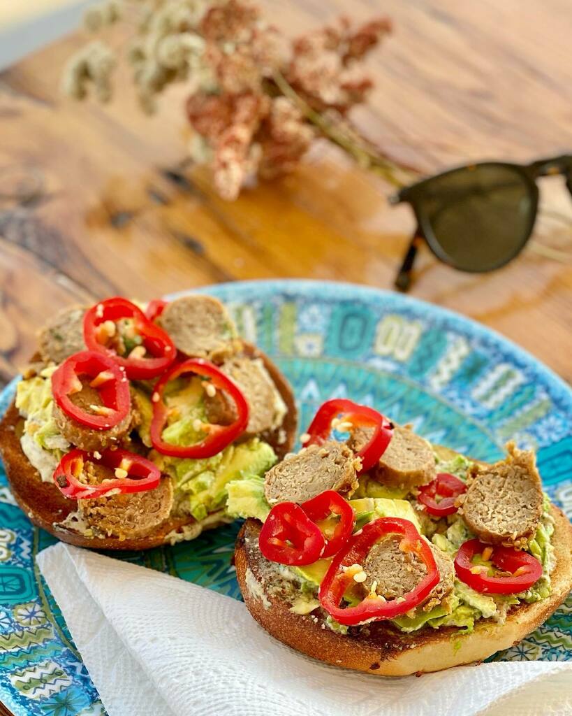 veganchomp's tweet photo. We brought some @bellesbagels out to the desert for excellent #vegan morning dinners. 
This morning, I’m having mine with avo, @beyondmeat sausage, red jalapeño &amp; some @bitchinsauce 👍🏼 https://t.co/Ri5f7IA5bX https://t.co/b3bIMObOxW