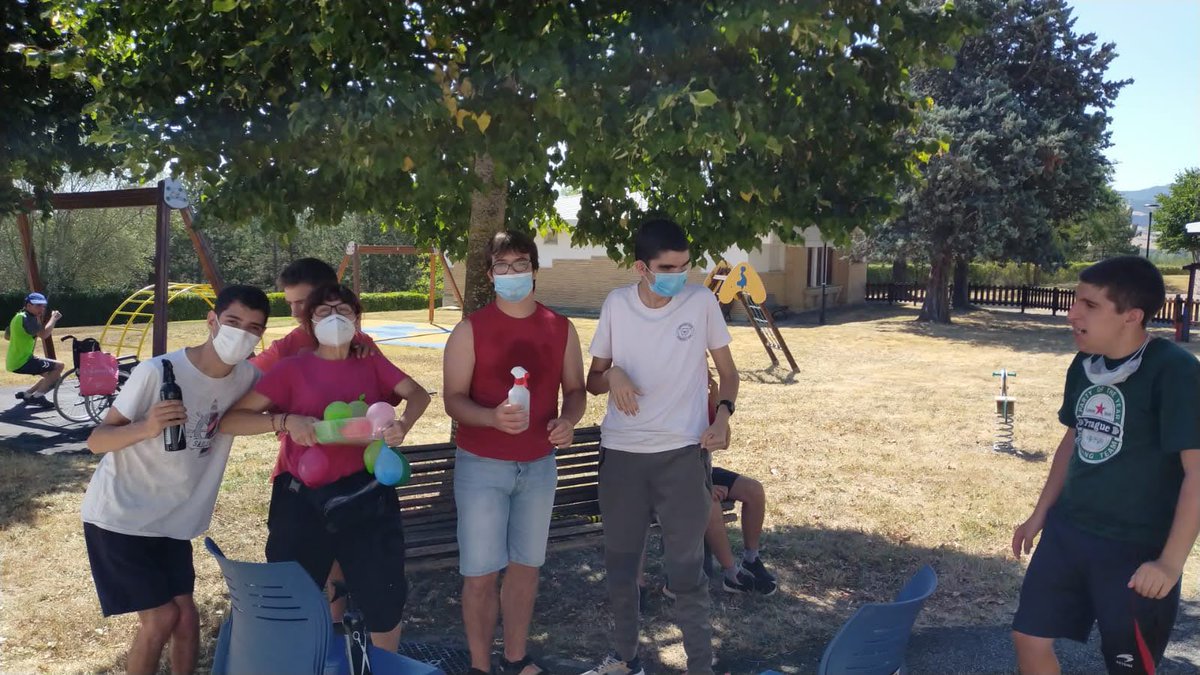 Terminamos la primera semana del campamento muy contentos. Hemos aprovechado mucho para cocinar, pasear, reír, bailar, cantar, jugar, charlar ...
¡Nos lo hemos pasado en grande!