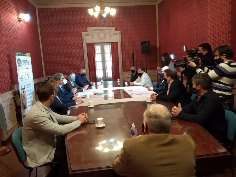 ferogel's tweet photo. Esta mañana firmamos un convenio de colaboración entre la Subsecretaría de Regularización dominial y la Federación Económica de Tuc.a fin de organizar trabajos en conjunto en beneficio de los tucumanos. @JuanManzurOK @SilviaLauraPER3 @GuardiaRoque @defensoriatuc @GobiernoTucuman https://t.co/iyLUIXn8Vs